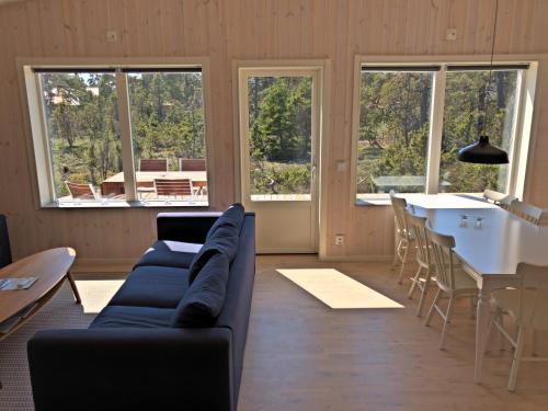 a living room with a couch and a table at Ljugarnsstugor in Ljugarn