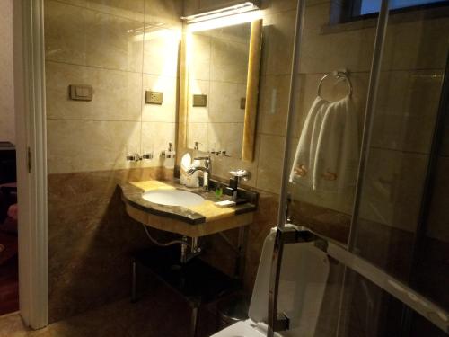 Un baño de Sherar Addis Hotel