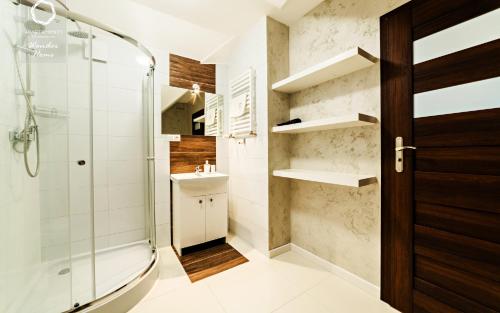 Ένα μπάνιο στο Wonder Home - Apartamenty z balkonami Leśny Dom II - w cichej i zielonej części Karpacza