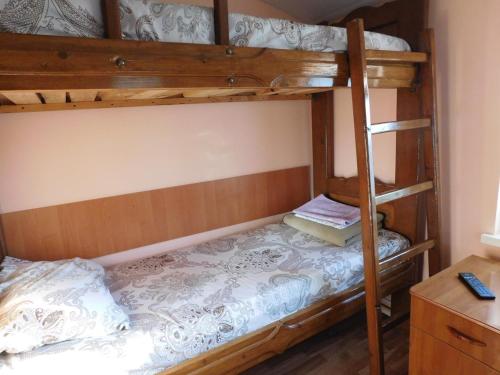 トゥアプセにあるChaika Guest Houseのベッドルーム1室(二段ベッド2組、はしご付)