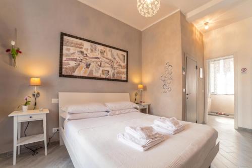 een slaapkamer met een bed met twee handdoeken erop bij Le Stanze d'Ercole in Tivoli