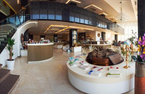 a store lobby with a lot of items on display at Hotel Halwachy in As Sulaymānīyah