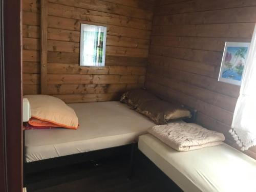 2 łóżka piętrowe w kabinie z oknem w obiekcie Kucica na Adi Bojani w Ulcinju
