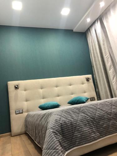 Łóżko lub łóżka w pokoju w obiekcie Чкалов & Hotel-22