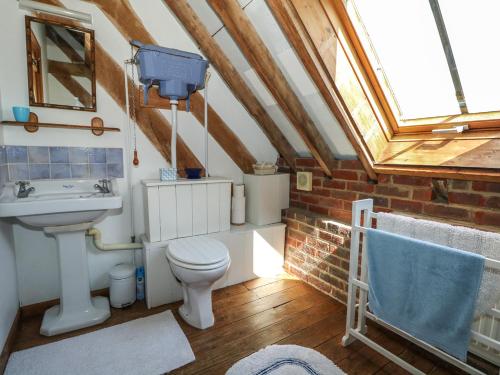 łazienka z toaletą, umywalką i oknem w obiekcie Downs View Dairy w mieście Broughton