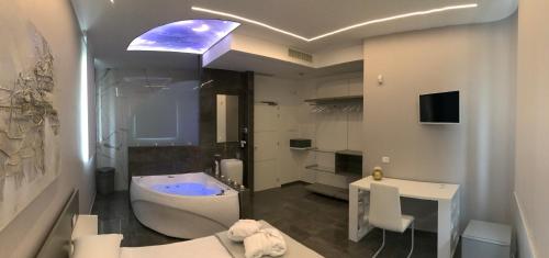 uma casa de banho com uma banheira, um WC e um lavatório. em Kalì B&B em Bari