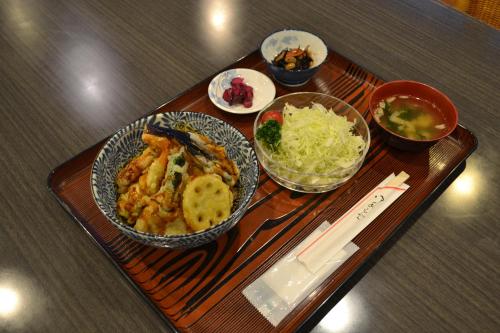 Makanan di atau berdekatan hotel