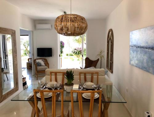 Posedenie v ubytovaní Aqua Seafront Glyfada Corfu Beach House With Garden