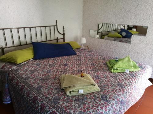 Un dormitorio con una cama con dos bolsas. en Altrove, en Ne