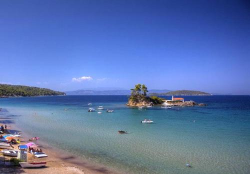 un grupo de barcos en el agua en una playa en Maria Gerokonstanti Studios, en Elliniká