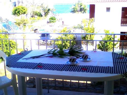 mesa con mantel en el balcón en Maria Gerokonstanti Studios, en Elliniká