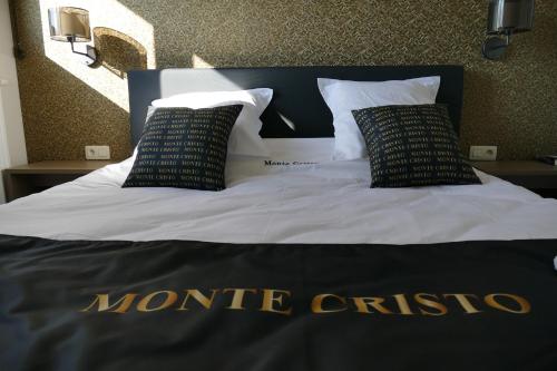 Una cama o camas en una habitación de Hotel Monte Cristo