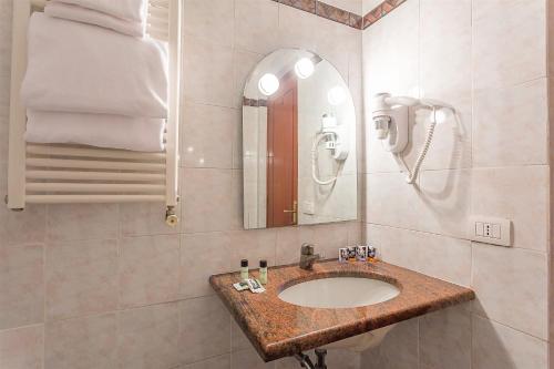 A bathroom at Raeli Hotel Lux