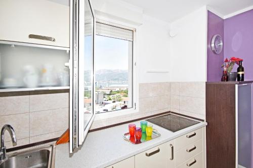 Kuchyňa alebo kuchynka v ubytovaní Apartment Joker
