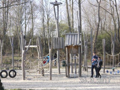 a group of people standing next to a playground at Logies 't Eenvoud - Appartement - Stilte, Rust & Herbronning aan Zee in Knokke-Heist