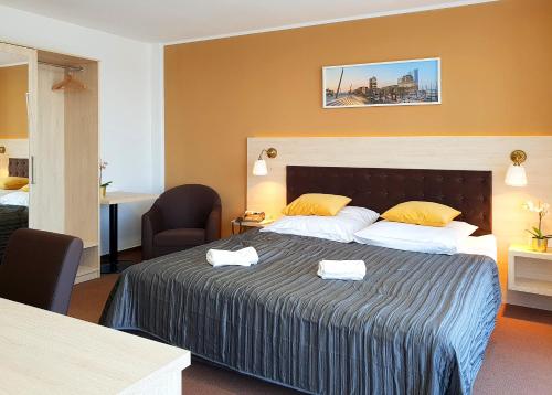 Säng eller sängar i ett rum på Hotel Denbu Restaurant & BAR
