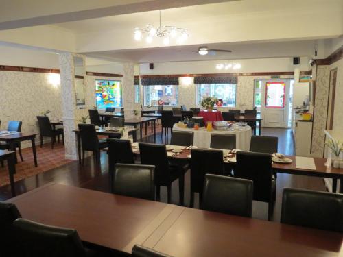 The Royal Bridlington في بريدلينغتون: غرفة طعام مع طاولات وكراسي في مطعم