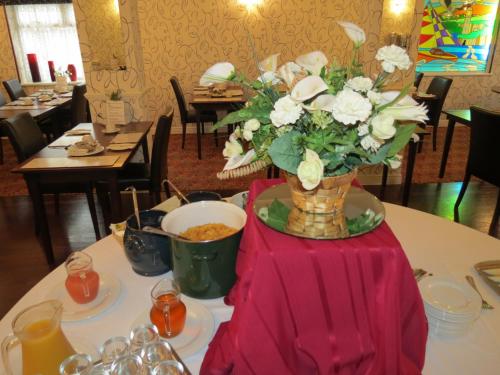 The Royal Bridlington في بريدلينغتون: مزهرية مليئة بالورود البيضاء على طاولة