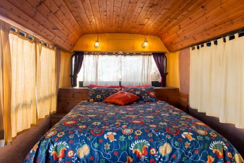 a bedroom with a bed in a tiny house at Zimmerbus in ‘Ezuz