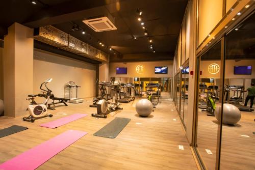 a gym with lots of exercise equipment in a room at Hotel Halwachy in As Sulaymānīyah