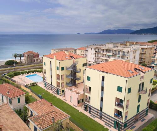 - une vue aérienne sur les bâtiments et l'océan dans l'établissement Residence Le Saline, à Borgio Verezzi