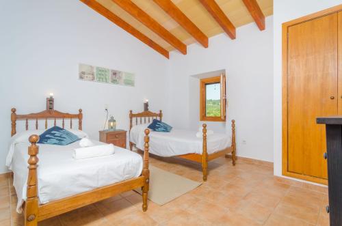 Ένα ή περισσότερα κρεβάτια σε δωμάτιο στο Es Rafal De Baix