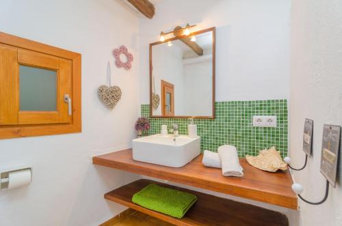 ソン・サルベーラにあるEs Rafal De Baixのバスルーム(洗面台、鏡付)