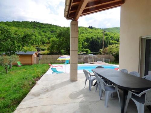 Majoituspaikassa Modern Villa in Thueyts with Swimming Pool tai sen lähellä sijaitseva uima-allas