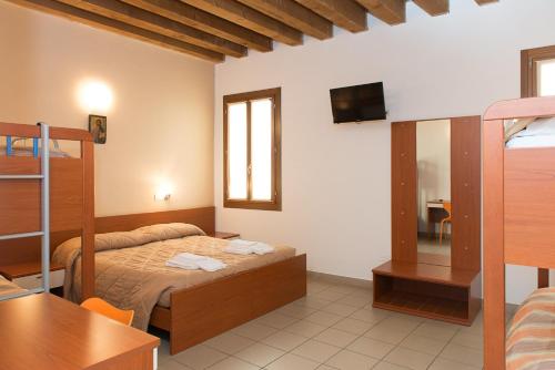 um quarto com uma cama e um beliche em Domus Clugiae em Chioggia