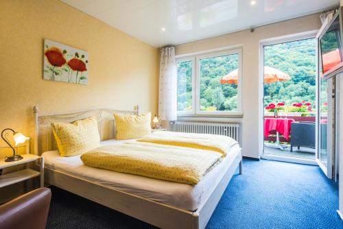 Postel nebo postele na pokoji v ubytování Moselromantik-Hotel zum Löwen