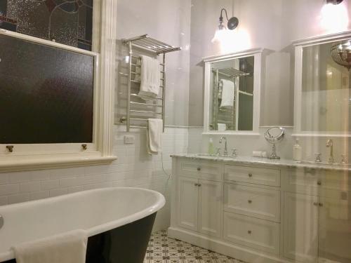 Ванна кімната в 94 Highett - 5 bedroom, 3 car parks - Luxury House