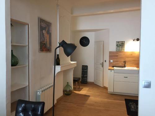 Il comprend un salon avec une lampe de chevet et une cuisine. dans l'établissement Gîtes Lavande et Jasmin 3 étoiles, à Anduze