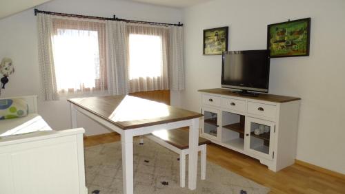 TV a/nebo společenská místnost v ubytování AlpinResort DerBacherhof