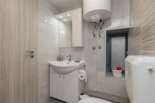 ein weißes Badezimmer mit Toilette und Waschbecken in der Unterkunft Peninsula room in Zadar