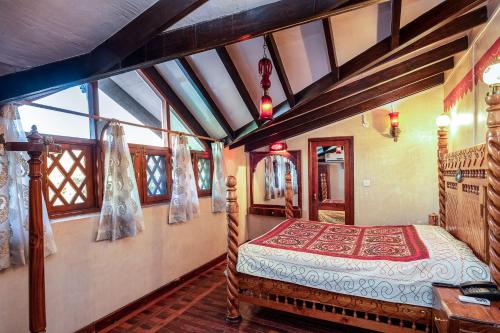 a bedroom with a bed in a room with windows at Chateau Garli in Garli