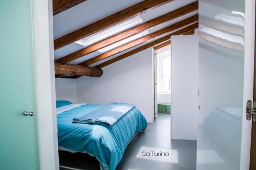 una camera da letto con un letto con un piumone blu di Ca'Turino a Vietri