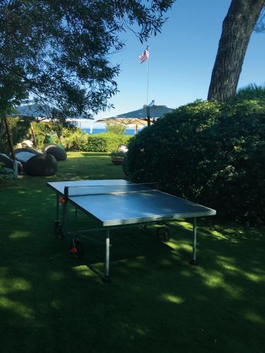 a ping pong table in a yard with a flag at Grand Hotel Del Mare Resort & Spa in Bordighera