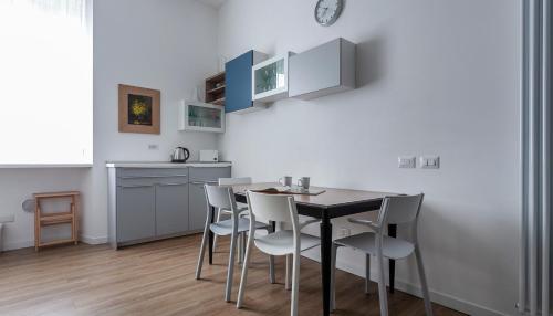 - une cuisine et une salle à manger avec une table et des chaises dans l'établissement Italianway-Teglio, à Milan