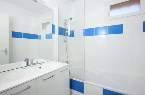 y baño con lavabo y ducha. en Residence Plage Oceane en Biscarrosse-Plage