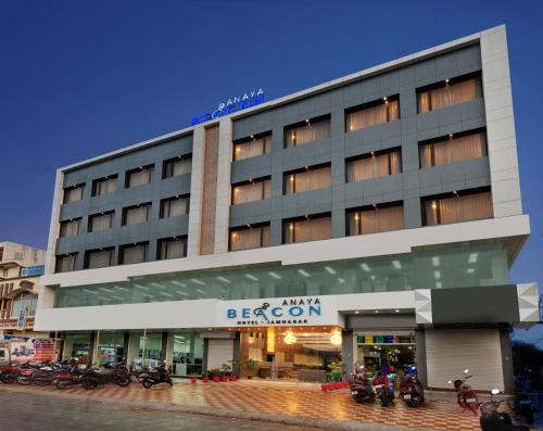 un bâtiment avec des motos garées devant lui dans l'établissement Anaya Beacon Hotel, Jamnagar, à Jamnagar