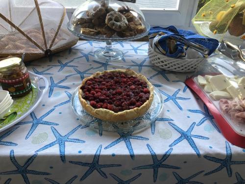 a raspberry pie on a blue and white table at La Casa del Limoneto in Favignana
