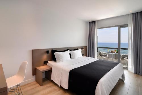 Postel nebo postele na pokoji v ubytování Poseidon Athens Hotel