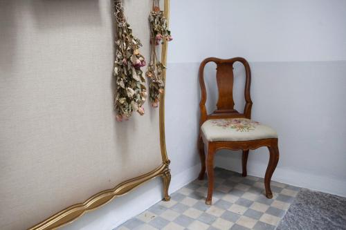 a chair sitting in a corner next to a wall at Caffè dell'Arte Boutique Rooms Locarno in Locarno