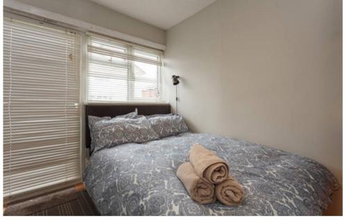 um quarto com uma cama com toalhas em Shirley Apartments, Cozy Studio, Self Check in, 10 min Drive to City Centre, Walking to Redbridge Train Station em Southampton
