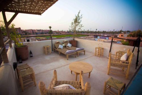 d'une terrasse avec une table et des chaises sur un balcon. dans l'établissement Riad Shambala, à Marrakech