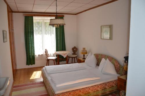 1 dormitorio con 1 cama, mesa y sillas en Skorianzhof, en Eberndorf