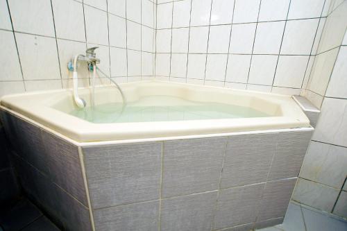 Koupelna v ubytování 知本溫泉の旅宿