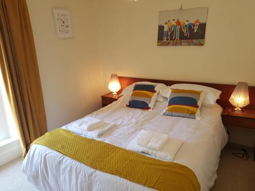 1 dormitorio con 1 cama blanca grande y 2 lámparas en Bridge House, en Carrick on Shannon