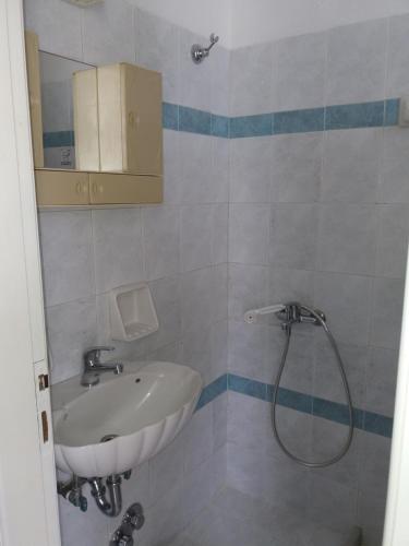 La salle de bains est pourvue d'un lavabo et d'une douche. dans l'établissement Plaza Studios, à Agia Anna