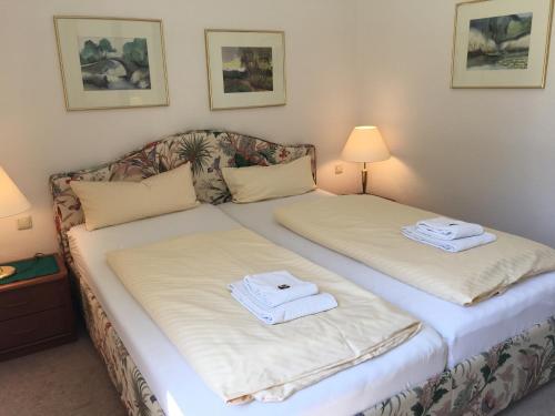 - une chambre avec 2 lits et des serviettes dans l'établissement Villa Caprivi 10, à Heringsdorf